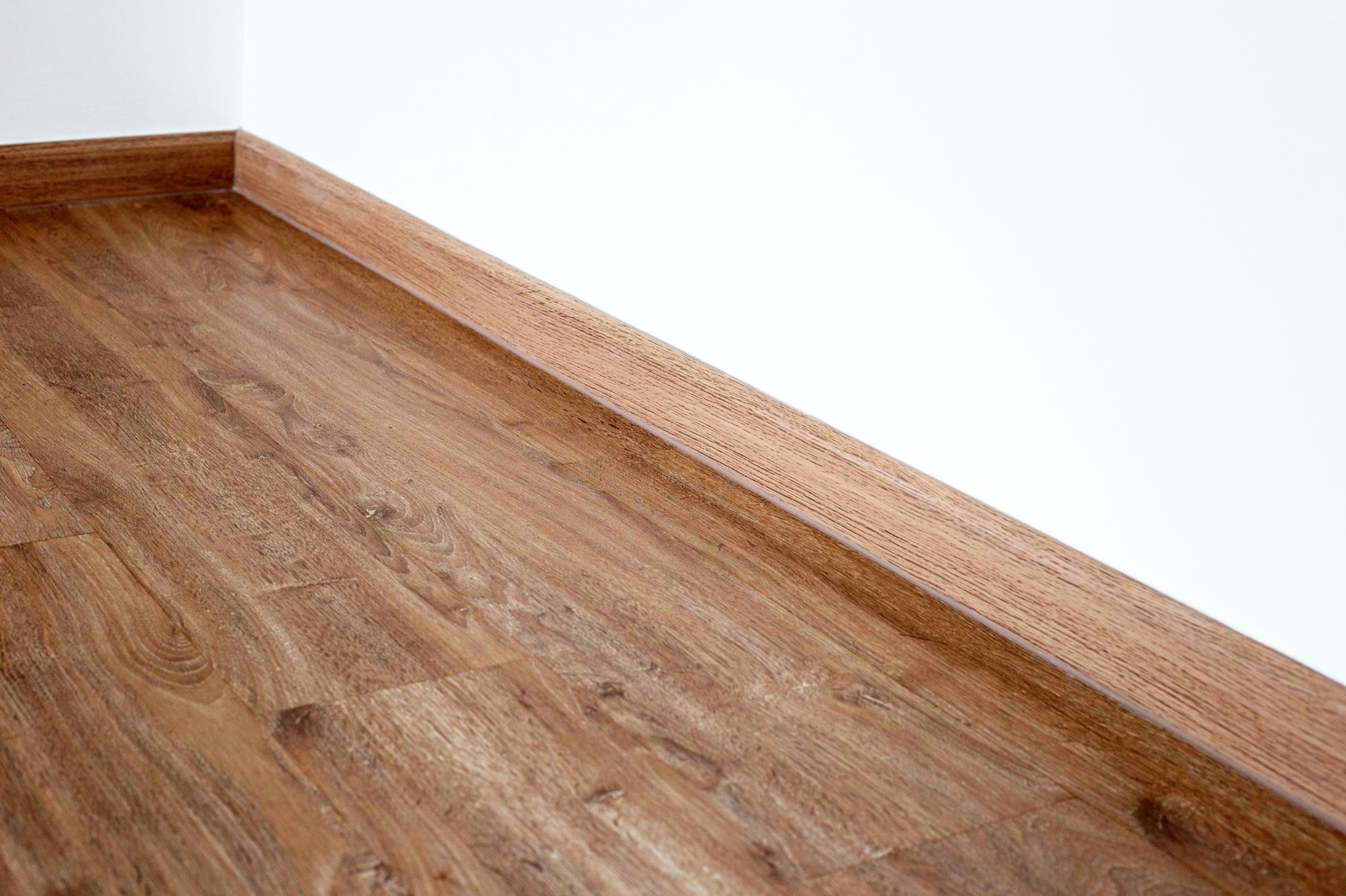 บัวพื้นไม้ (Wood Baseboard)