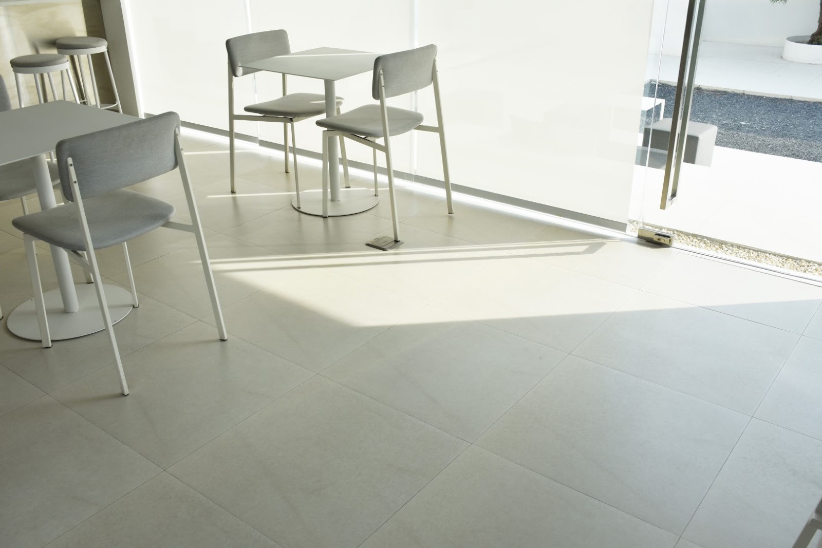 ลายปูนเปลือย และเฟอร์นิเจอร์เหล็ก