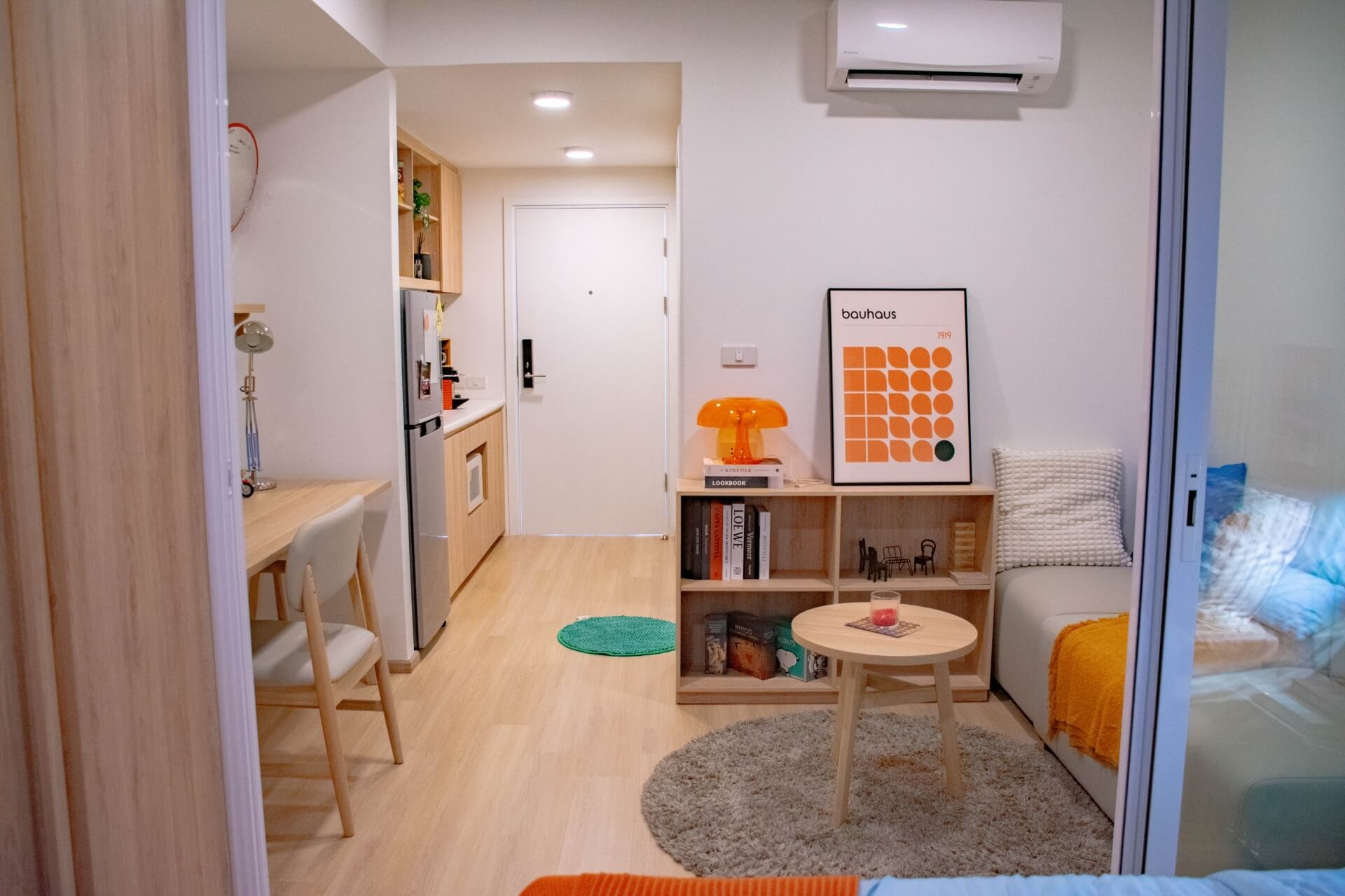 5 เคล็ดลับสำคัญ ที่จะทำให้คอนโดของคุณดูกว้างขึ้น - เลือกพื้นไม้สีอ่อน