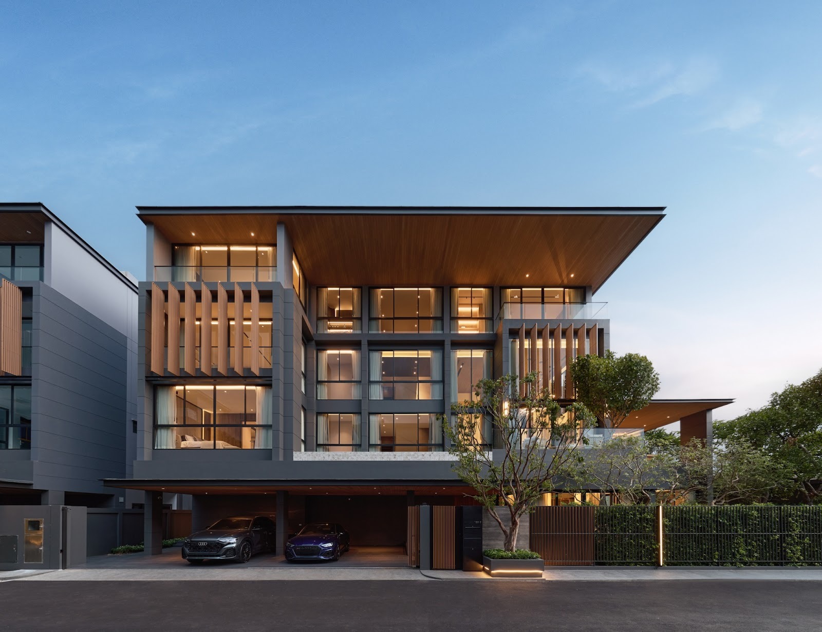 บ้านเดี่ยวหรู โครงการระดับ 100 ล้านที่ ใช้กระเบื้องพอร์ซเลนในการปูกระเบื้องโรงจอดรถ